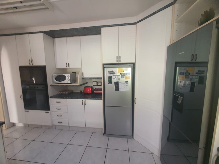 To Let 5 Bedroom Property for Rent in Beacon Bay Eastern Cape